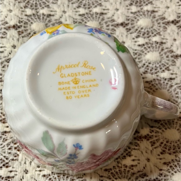 Apricot Rose Gladstone Teacup and Saucer - Picture 5 of 5